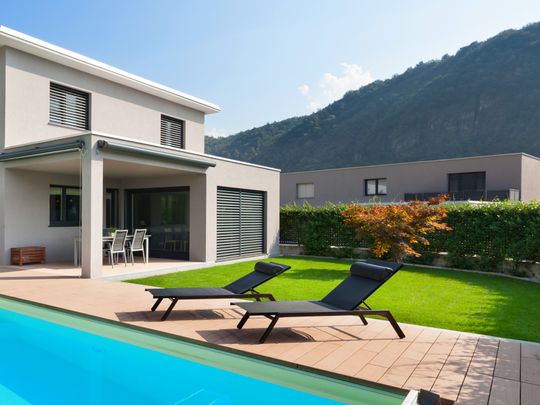 Artificial Grass in Dubai Villas: The Perfect Solution for Lush Green Lawns